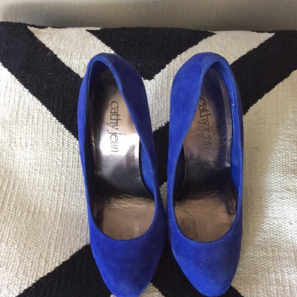 6.5 Blue Suede pumps 😍 - Picture 2 of 4